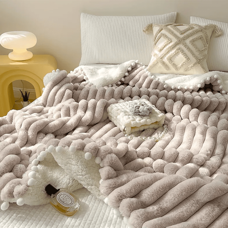 Couverture "Toscane" en Fausse Fourrure de Lapin – Nuance Taupe Pâle Couverture chambre, Couvertures, Couvertures adulte, Couvertures enfant, linge de lit