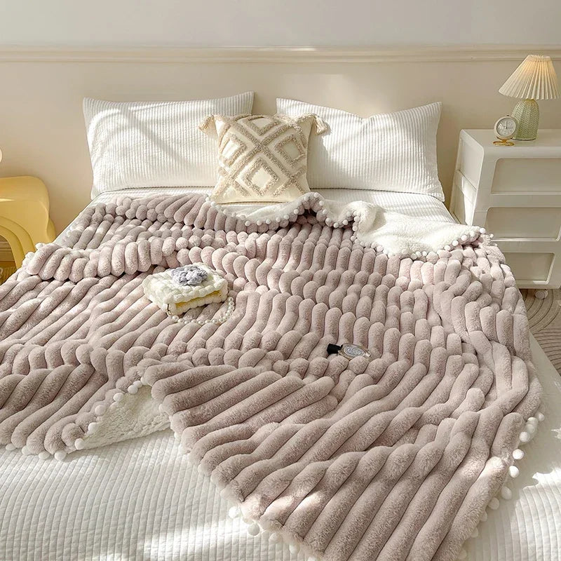 Couverture "Toscane" en Fausse Fourrure de Lapin – Nuance Taupe Pâle Couverture chambre, Couvertures, Couvertures adulte, Couvertures enfant, linge de lit