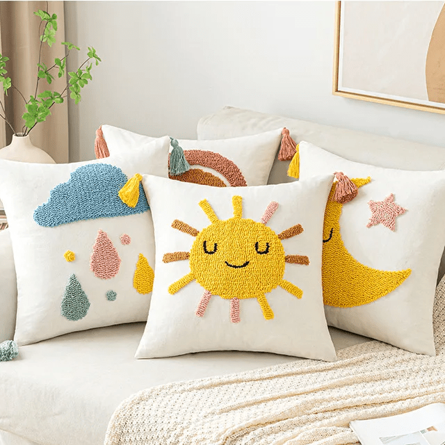 Housse de coussin décorative brodée avec pompons - Soleil, lune, pluie et arc-en-ciel