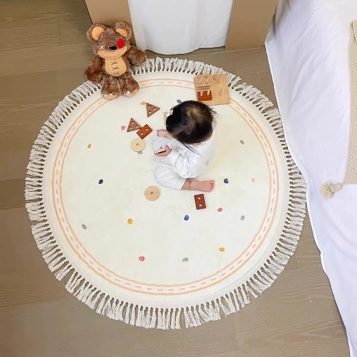 Tapis Rond à Franges Ivoire et à Pois Noirs - Pureté et Charme Tapis chambre, Tapis adulte, Tapis chambre, Tapis enfant