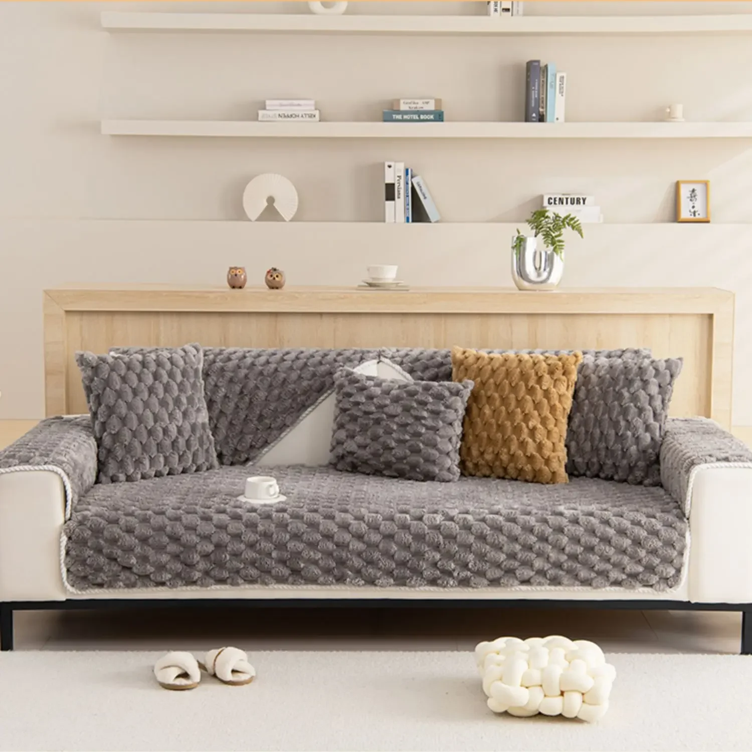 Housse de canapé plush en gris, synonyme de confort moderne